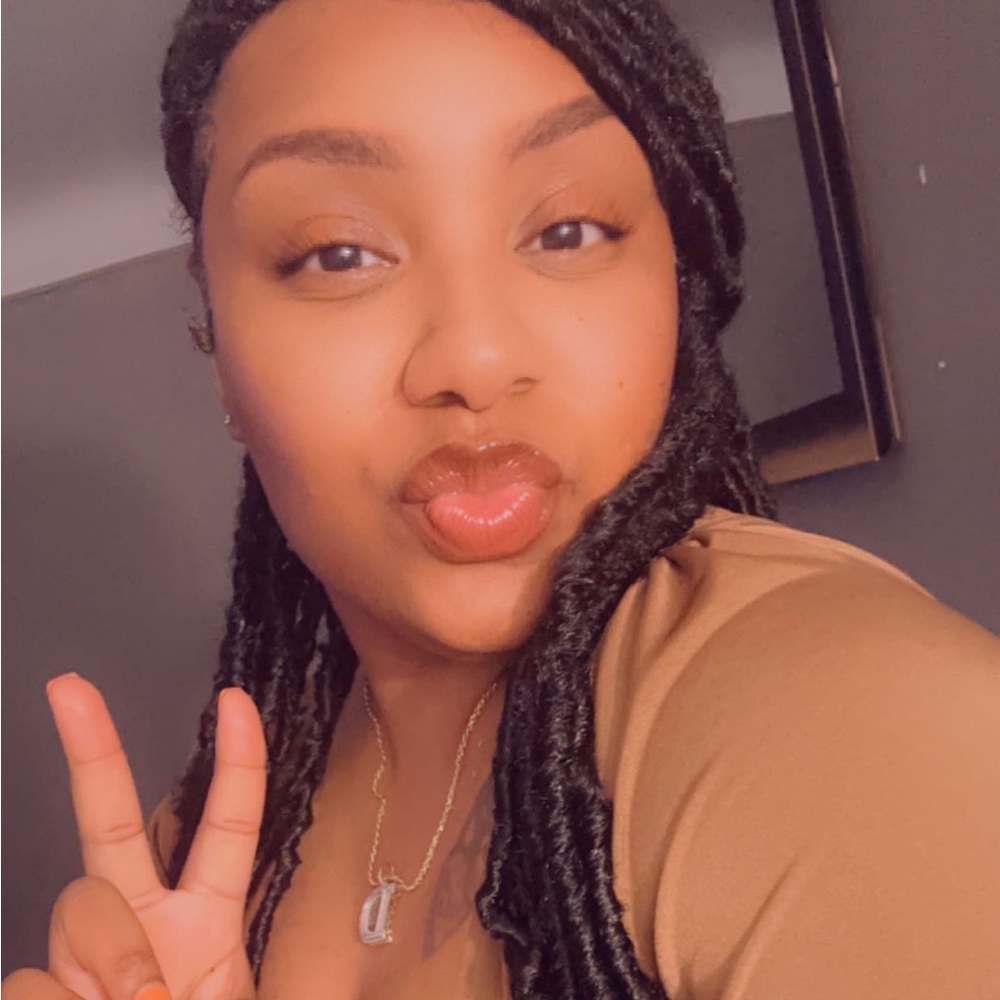 Meet your Posher, Tee